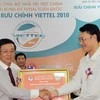 Phó Chủ tịch Phạm Ngọc Viễn trao chứng thư tài trợ cho đại diện Công ty cổ phần Bưu Chính Viettel. (Nguồn: VFF)