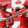 Hai tay đua của đội Ferrari trên bục nhận giải. (Nguồn: Getty Images)