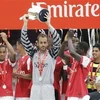 Arsenal trên bục nhận giải. (Nguồn: AP)