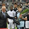 Casillas nhận Cúp từ tay Franz Beckenbauer. (Nguồn: AP)