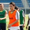 Ozil đã có buổi tập đầu tiên cùng đồng đội ở Real. (Nguồn: Reuters)