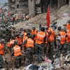Binh sĩ Trung Quốc dọn dẹp những đống đổ nát trong vụ lở đất ở Chu Khúc, ngày 11/8. (THX/TTXVN)