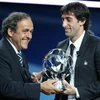 Chủ tịch UEFA Michel Platini trao danh hiệu Cầu thủ xuất sắc nhất năm cho Diego Milito. (Nguồn: AP)
