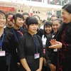 Phó Chủ tịch Quốc hội Tòng Thị Phóng với các em trường Phổ thông dân tộc Nội trú tỉnh Thái Nguyên. (Ảnh: Bích Ngọc/TTXVN)