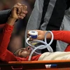 Valencia phải rời sân bằng bình thở oxy. (Nguồn: Getty Images)