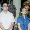 Bị cáo Nguyễn Đức Nghiã và Hoàng Thị Yến tại phiên toà sơ thẩm. (Ảnh: Thống Nhất/TTXVN)