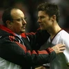 Huấn luyện viên Benitez và Xabi khi còn ở Liverpool. (Nguồn: Mirror)