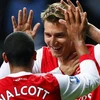 Niềm vui của Walcott và Bendtner. (Nguồn: Reuters)