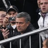Mourinho phải ngồi trên khán đài sau khi bị truất quyền chỉ đạo. (Nguồn: Reuters)