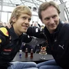 Sebastian Vettel và Chủ tịch Christian Horner tại buổi lễ ăn mừng. (Nguồn: Reuters)