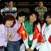 Tình nguyện viên Thái Lan giao lưu với vận động viên. (Ảnh: Ngọc Anh)