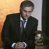 Huấn luyện viên Mourinho trên bục vinh danh. (Nguồn: Reuters)