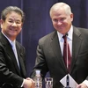 Bộ trưởng Quốc phòng Nhật Kitazawa và người đồng cấp Mỹ Robert Gates. (Nguồn: Getty Images)