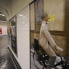 Hình ảnh Jacques Tati trên tấm poster treo ở ga xe điện ngầm, với chiếc tẩu thuốc bị thay bằng...chong chóng đồ chơi. (Nguồn: Internet)