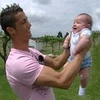 Cristiano Ronaldo đùa vui bên con. (Nguồn: fijilive.com)