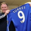 Cổ động viên đầu tiên có được áo số 9 mang tên Torres. (Nguồn: chelseafc.com)