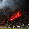 Pháo sáng được đốt trên sân Stade Velodrome. (Nguồn: Daily Mail)