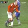 Tình huống cố tình phạm lỗi của Luiz với Rooney. (Nguồn: Daily Mail)