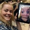 Một khách hàng ở London vui mừng sau khi mua được iPad 2. (Nguồn: Reuters)