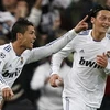 Ronaldo và Ozil sẽ kết hợp cùng Di Maria tạo thành hàng công "khủng" cho Real. (Nguồn: AP)