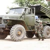 Binh sĩ Campuchia bên xe phóng rôcket BM21. (Nguồn: THX/TTXVN)
