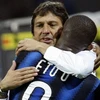 Niềm vui của Eto'o và Leonardo. (Nguồn: Reuters)
