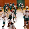 Các em học sinh phải chơi trong nhà thể dục. (Nguồn: Asahi Shimbun)