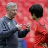 Sir Alex trao đổi chiến thuật cùng Park Ji-sung. (Nguồn: AP)