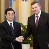 Tổng thống Ukraine Yanukovich và Chủ tịch Trung Quốc Hồ Cẩm Đào. (Nguồn: AP)