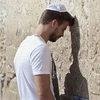Pique cầu nguyện tại Bức tường xám hối. (Nguồn: Marca)