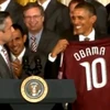 Tổng thống Obama được Colorado Rapids tặng chiếc áo số 10. (Nguồn: Youtube)