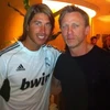 Ramos chụp ảnh cùng James Bond. (Nguồn: Marca)