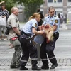 Cảnh sát chuyển một nạn nhân trong vụ đánh bom vào tòa nhà chính phủ Na Uy tại Oslo. (Ảnh: AFP/TTXVN) 