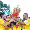 Các cầu thủ Sông Lam Nghệ An vui mừng với chức vô địch. (Ảnh: Quốc Khánh/TTXVN)