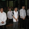 Ngô Quang Chướng (trái) và các đồng phạm tại phiên tòa. (Nguồn: nld.com.vn)