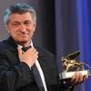 Đạo diễn Aleksander Sokurov lên nhận giải thưởng cho bộ phim "Faust." (Nguồn: Getty Images)