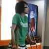 Không kể chân đang bị bó bột, fan nữ này đến sân bay Nội Bài để được gặp thần tượng. (Ảnh: Đức Thịnh/Vietnam+)