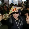 Một thành viên của Westlife đội chiếc nón in hình lá cờ Việt Nam. (Ảnh: Đức Thịnh/Vietnam+)