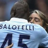 Balotelli thể hiện tình cảm với Mancini. (Nguồn: AP)