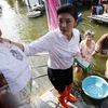 Thủ tướng Yingluck Shinawatra trực tiếp đối phó lũ lụt. (Nguồn: Reuters)