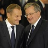 Thủ tướng Tusk (trái) và Tổng thống Bronislaw Komorowsky. (Nguồn: Getty Images)