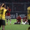 U23 Indonesia (áo đỏ) nhìn đối thủ giành HCV. (Nguồn: AP)