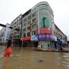 Người dân Chiết Giang, Trung Quốc chống chọi với bão lụt. (Nguồn: Internet)