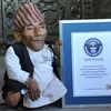 Ông Chandra Bahadur Dangi với giấy chứng nhận là Người đàn ông thấp nhất thế giới tại Kathmandu, ngày 26/2/2012. (Nguồn: AFP/TTXVN)