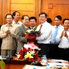 Đại sứ Tạ Minh Châu và BCH hội chúc mừng tận Chủ tịch Hội Nguyễn Đức Mộc. (Ảnh: Hoàng Chương/Vietnam+)