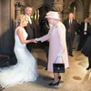 Nữ hoàng dự đám cưới thần dân. (Nguồn: Internet)