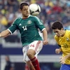 Chicharito (áo xanh) không ít lần làm khổ hàng thủ Brazil. (Nguồn: Reuters)