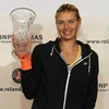 Masha đón nhận cúp lưu niệm dành cho tay vợt số 1 thế giới. (Nguồn: Getty Images)