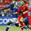 Tây Ban Nha (áo đỏ) sai lầm khi tha cho Italy. (Nguồn: Getty Images)