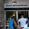 Người Cuba xếp hàng vào Ngân hàng Metropolitan ở Havana. (Nguồn: AFP/TTXVN)